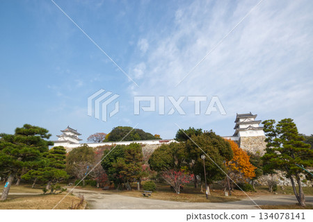 Wide blue sky and the two towers of Akashi Castle (Park and Historical Landscape, Autumn Scenery) 134078141