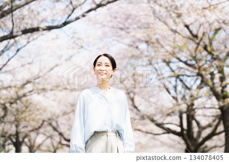 年輕女子仰望櫻花 生活方式圖片 134078405