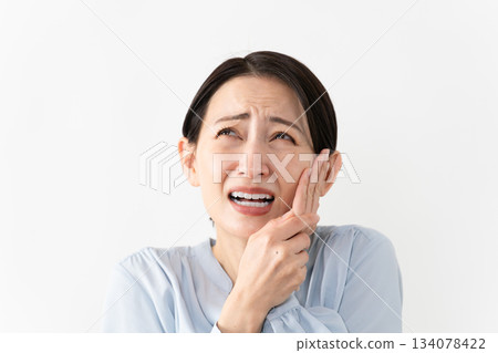 Woman wearing a long-sleeved shirt Lifestyle image 134078422