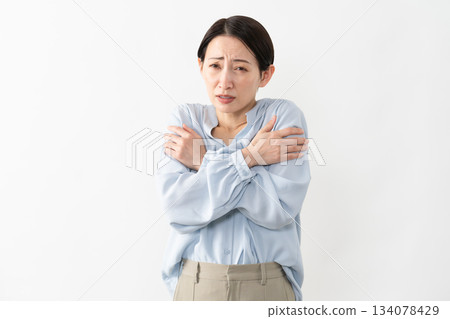 Woman wearing a long-sleeved shirt Lifestyle image Woman wearing a long-sleeved shirt Lifestyle image 134078429