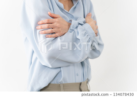 穿著長袖襯衫的女人生活方式形象 穿著長袖襯衫的女人生活方式形象 134078430