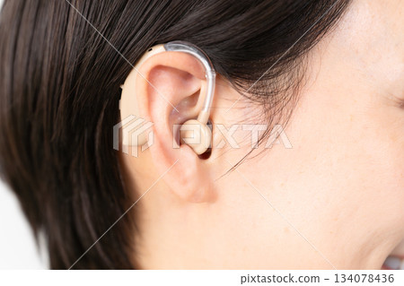 佩戴助聽器的女人生活方式圖像 佩戴助聽器的女人生活方式圖像 134078436
