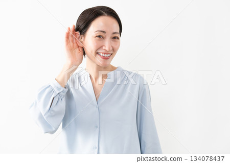佩戴助聽器的女人生活方式圖像 佩戴助聽器的女人生活方式圖像 134078437