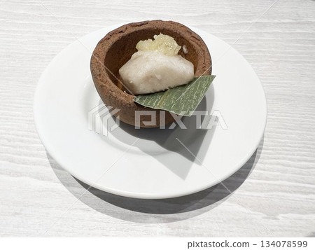 盛在小碗裡的美味台灣芋頭甜點 盛在小碗裡的美味台灣芋頭甜點 134078599