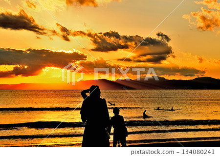 從片瀨西濱久沼海灘看到的傍晚景色 134080241