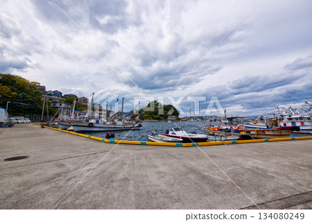 "Winter scenery of Bozejima fishing port and breakwater | A port town on the Seto Inland Sea" 134080249