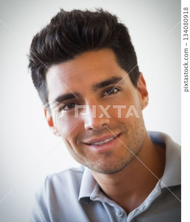 Casual businessman smiling 134080918