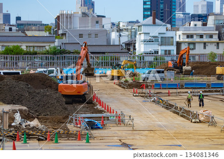 Crane at a construction site in Aoyama, Minato Ward [Construction image] 134081346