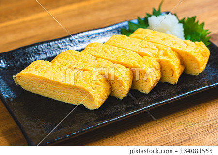 卷蛋,一道經典的日本料理 卷蛋,一道經典的日本料理 134081553