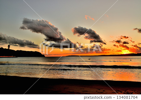 從片瀨西濱久沼海灘眺望江之島的傍晚景色 從片瀨西濱久沼海灘眺望江之島的傍晚景色 134081704