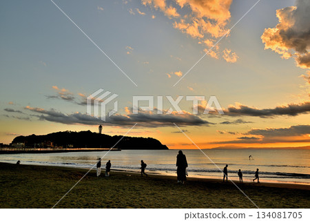 從片瀨西濱久沼海灘眺望江之島的傍晚景色 134081705