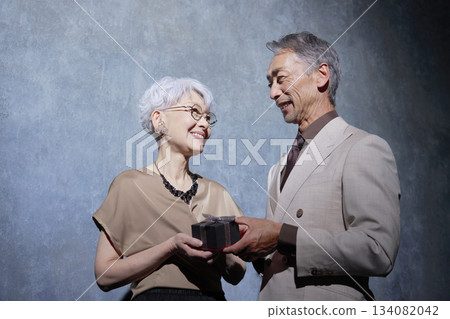 老年夫妻戒指禮物黑色背景 134082042