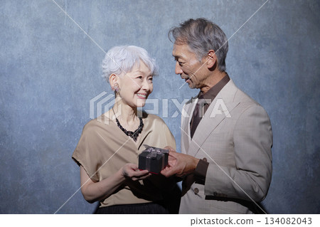 Senior couple ring gift black background Senior couple ring gift black background 134082043