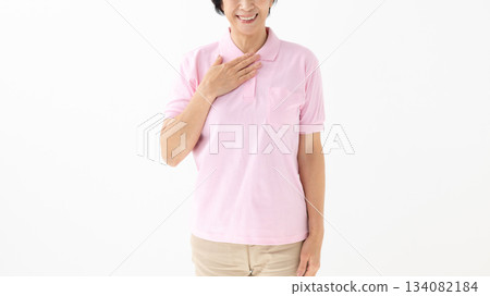 一位女士用手摀著胸口，她是護理員或照顧者。 134082184