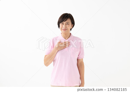 一位女士用手摀著胸口，她是護理員或照顧者。 134082185