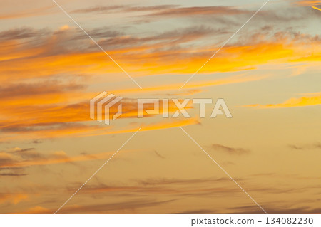 日落時分的天空，雲彩斑駁 d-1-1 冷色調 134082230