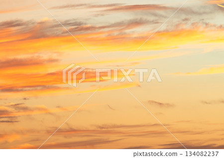 夕陽西下，天空被雲朵染成了D-2-4電影風格 134082237