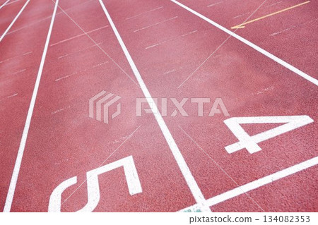 Flat design showing red synthetic track with white lane dividers, numerals 4 and 5, yellow arrow Flat design showing red synthetic track with white lane dividers, numerals 4 and 5, yellow arrow 134082353