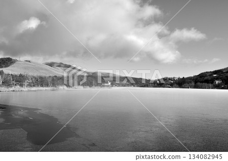 Shirakaba湖在冬天 134082945