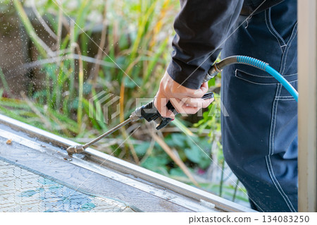 高壓清洗窗框 高壓清洗窗框 134083250