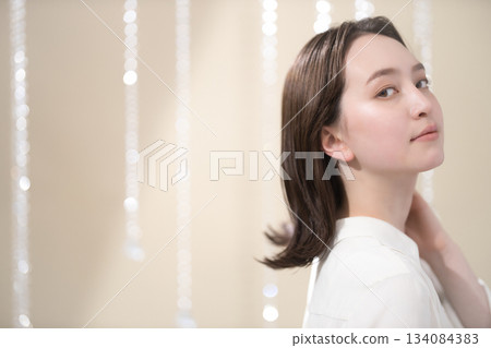 一位留著中長髮的年輕女子的美麗照片 134084383