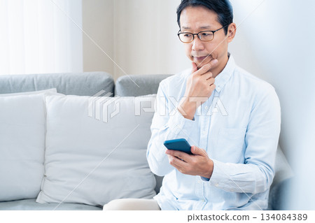 使用智能手機的成熟人 134084389