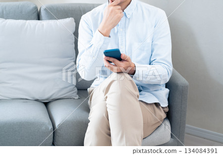 使用智能手機的成熟人 134084391