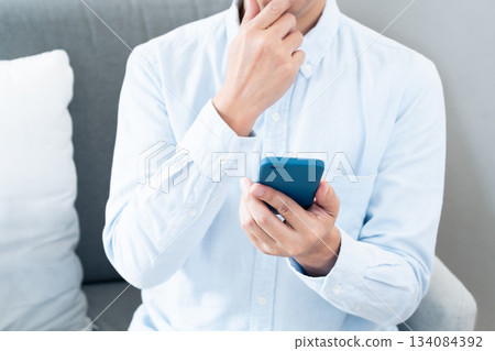 使用智能手機的成熟人 使用智能手機的成熟人 134084392