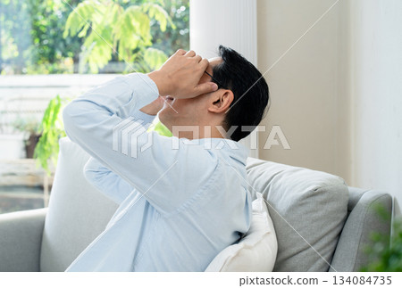 中年男子抱頭 134084735