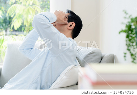 中年男子抱頭 134084736