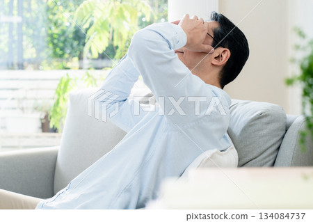 中年男子抱頭 134084737