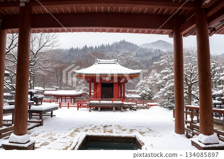 雪景中矗立著朱紅色的日本神社建築 134085897