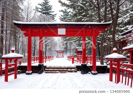 Snow-covered shrine approach and red torii gate 134085900