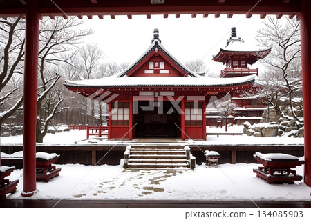 雪域中一座古老的寺廟，披著鮮豔的朱紅色外衣。 134085903