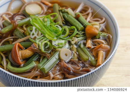 Wild vegetable soba 134086924