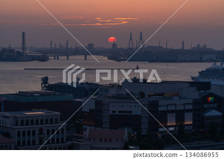 Kanagawa Prefecture: Dawn in the Yokohama Bay Area 134086955