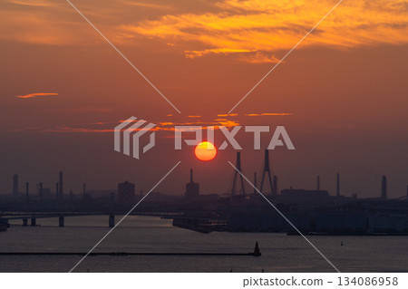 Kanagawa Prefecture: Dawn in the Yokohama Bay Area 134086958