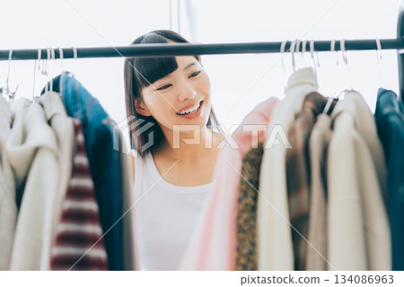 選擇衣服的女人 134086963