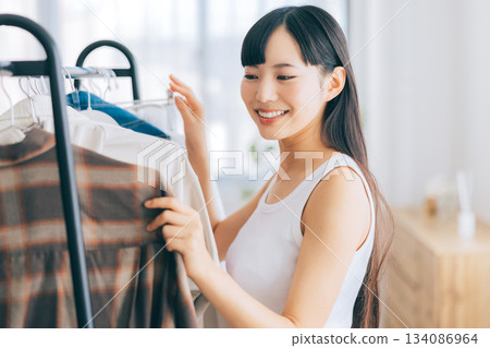 選擇衣服的女人 134086964