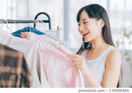 選擇衣服的女人 134086968