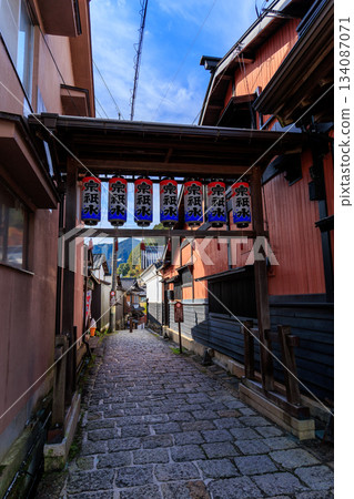 郡上八幡一條石板鋪就的小巷，兩旁是木質房屋，頭頂懸掛著燈籠。 134087071