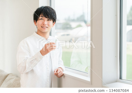 早上醒來喝水、熱水和碳酸水(礦泉水、飲水機)的男人 早上醒來喝水、熱水和碳酸水(礦泉水、飲水機)的男人 134087084
