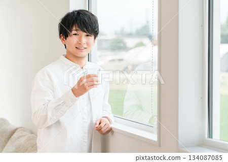 早上醒來喝水、熱水和碳酸水(礦泉水、飲水機)的男人 早上醒來喝水、熱水和碳酸水(礦泉水、飲水機)的男人 134087085