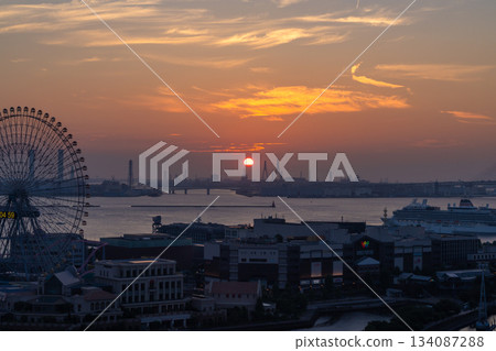 Kanagawa Prefecture: Dawn in the Yokohama Bay Area 134087288