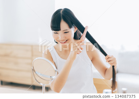 使用頭髮鐵的一個少婦 134087375