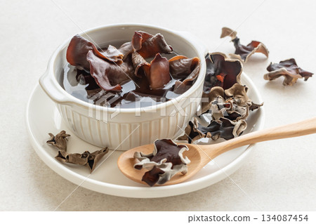How to rehydrate dried wood ear mushrooms How to rehydrate dried wood ear mushrooms 134087454
