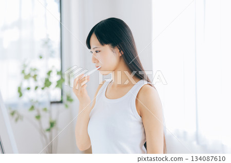 刷牙的一個少婦 134087610