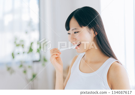 刷牙的一個少婦 134087617