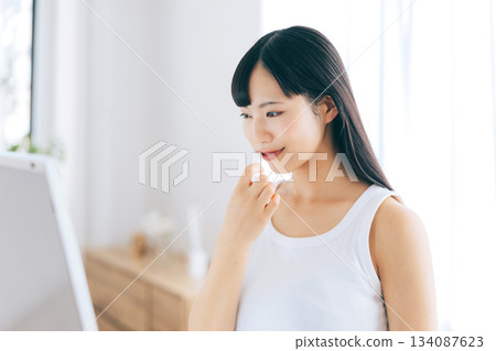 刷牙的一個少婦 134087623