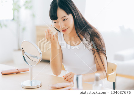 女人化妝 134087676